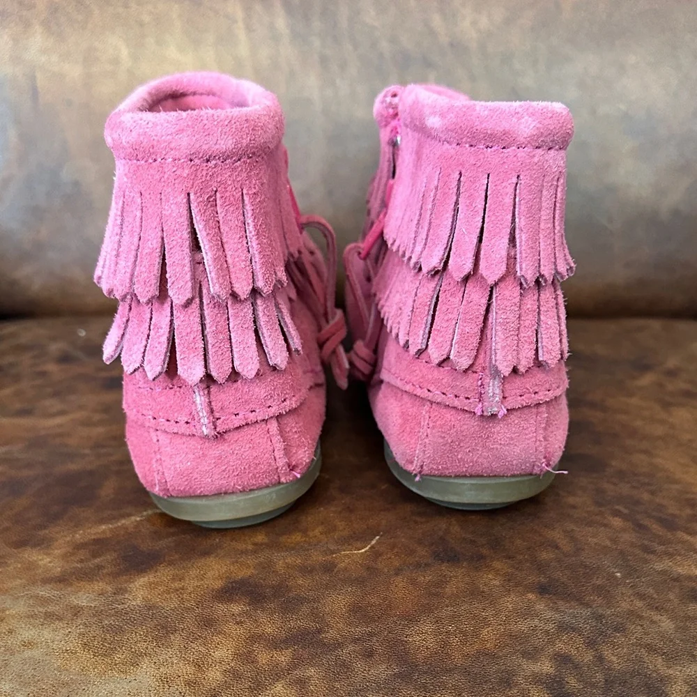 Minnetonka Pink Fringe Moccasins Girls 4